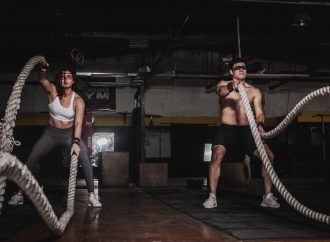 Treningi na siłowni z trenerem personalnym – jakie mają zalety?