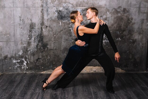 Jak kursy tańca towarzyskiego mogą wpływać na twoje samopoczucie i zdrowie?