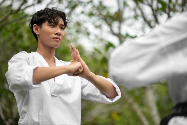 Jak treningi aikido wpływają na rozwój fizyczny i psychiczny najmłodszych uczniów?